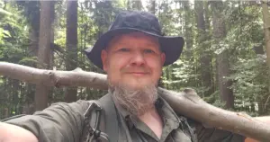 Der Künstler Ironwhistle bei der Holzsuche im bayrischen Wald